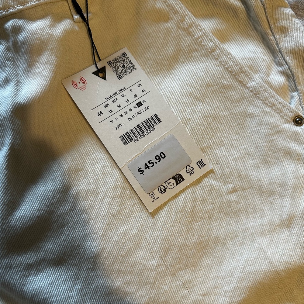 NWT ZARA- White Jean Shorts - Picture 2 of 4